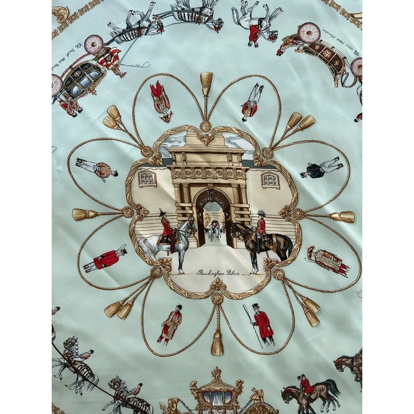HERMES "ROYAL MEWS" Buckingham Palace SILK SCARF, 90, Pale Green - Picture 4 of 12